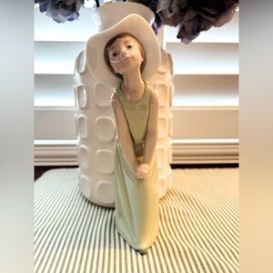 Lladro curious girl w/straw hat